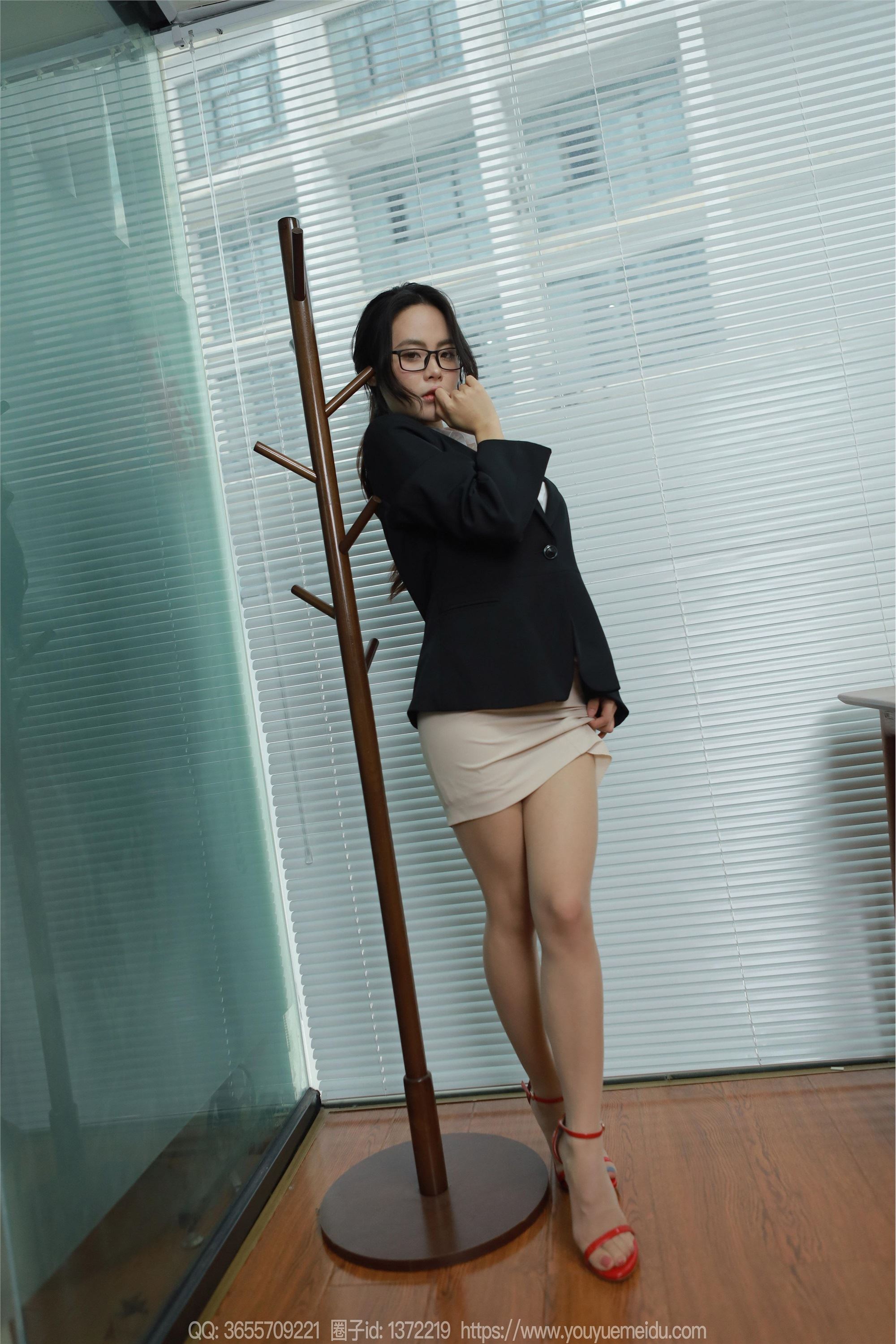 IESS异思趣向  2024.03.24 丝享家 1697 兔兔《眼镜辣兔》